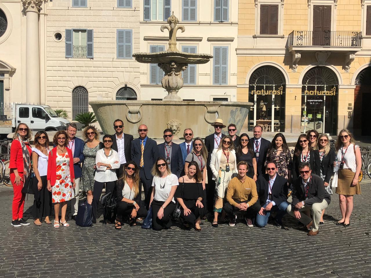 Grupo de uma imersão da Sonata em uma fonte de Roma