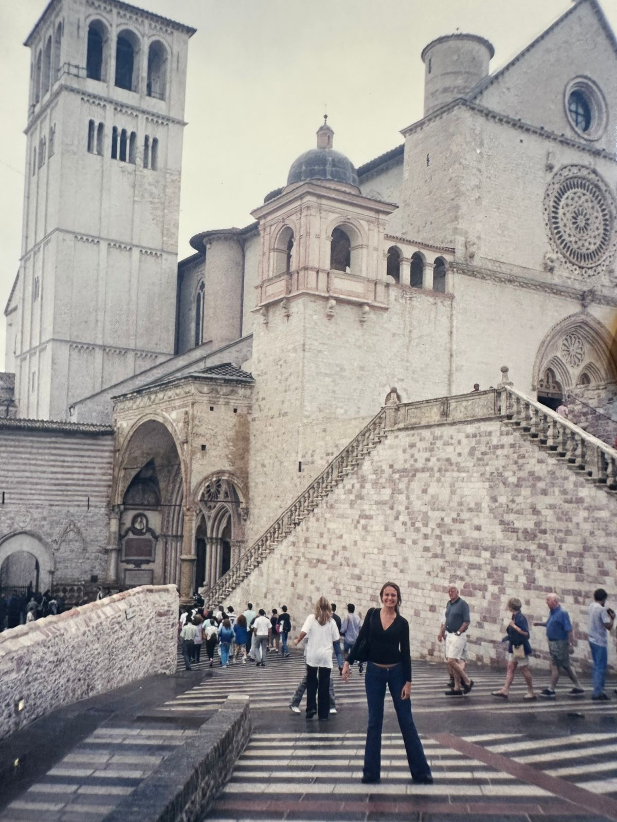 Soraia Schutel estudando no interior de uma basílica