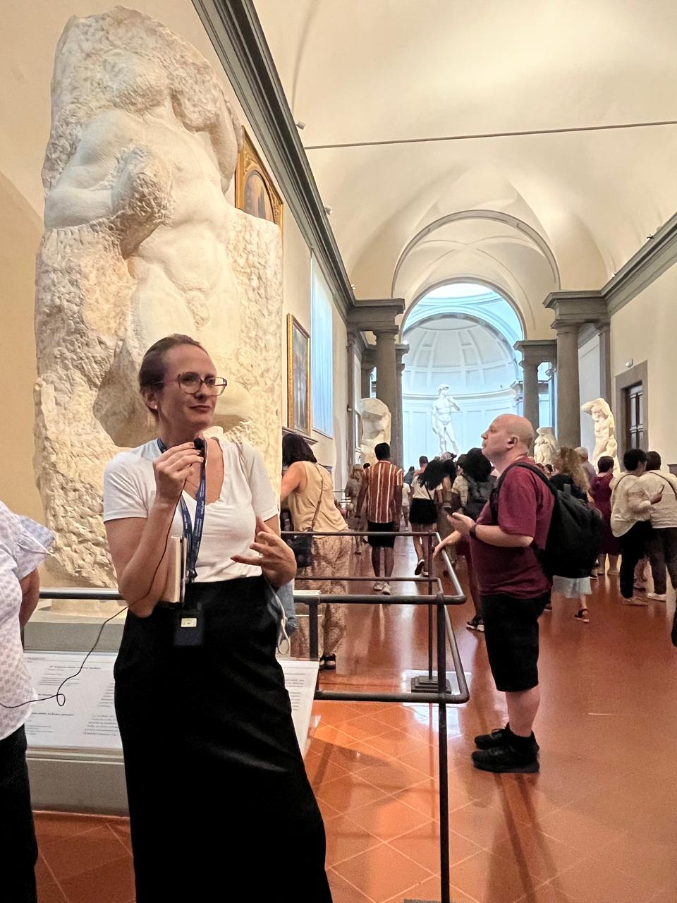 Soraia Schutel conduzindo um conteúdo gravado em um museu